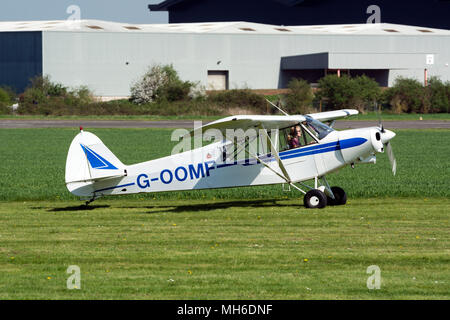 Piper PA-18-150 Super Cub a Wellesbourne Airfield, Warwickshire, Regno Unito (G-OOMF) Foto Stock