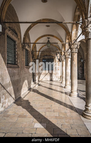 Cortile interno e corridoio arcuato nel paese vecchio di Dubrovnik, Croazia Foto Stock