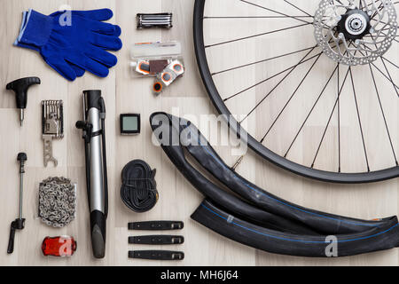 Immagine della bicicletta di oggetti su sfondo di legno. Foto Stock