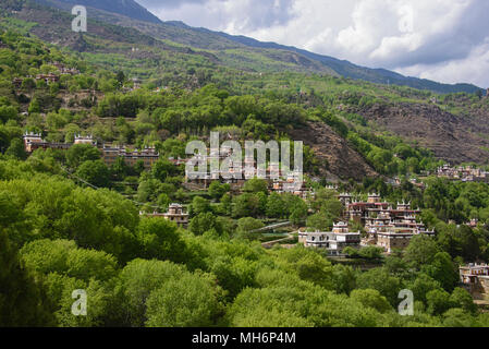 Tibetani tradizionali case in un affascinante villaggio di Jiaju, Sichuan, in Cina Foto Stock