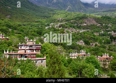 Tibetani tradizionali case in un affascinante villaggio di Jiaju, Sichuan, in Cina Foto Stock