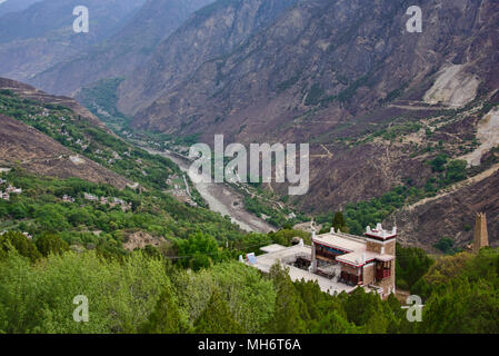 Tibetani tradizionali case in un affascinante villaggio di Jiaju, Sichuan, in Cina Foto Stock