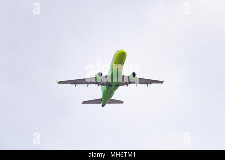 Novosibirsk, Russia - 27 Aprile 2018: Embraer 170-100SU VQ-DAUNA S7 Airlines dopo il decollo da Tolmachevo Aeroporto Internazionale. Foto Stock