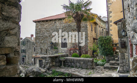 Istria centrale (Istra), Croazia - Vecchie case di pietra in una piccola cittadina medievale di ronzio Foto Stock