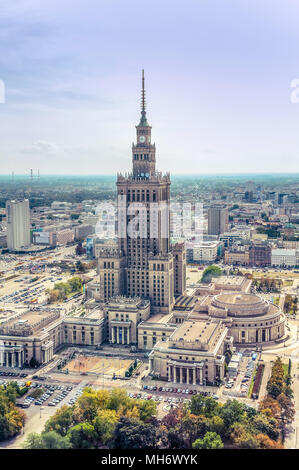 / Varsavia Polonia - 09.15.2015: vista aerea sul cuore del centro con il palazzo della cultura e della scienza nel mezzo. Verticale. Foto Stock