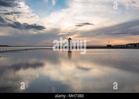 Bateman's Tower al tramonto riflesso nella piscina di marea. Brightlingsea, Essex, Regno Unito. Foto Stock