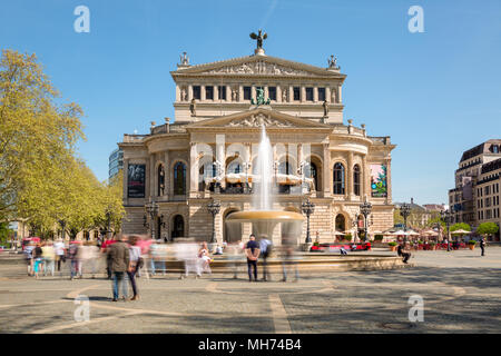 Antico Teatro dell'Opera Alte Oper a Francoforte sul Meno in primavera con Opernplatz fontana e la gente a piedi. Francoforte - Germania su Aprile 20th, 2018 Foto Stock