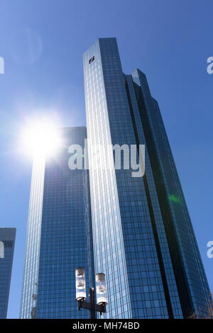 Vista dal fondo per le torri della sede della Deutsche Bank a Francoforte sul Meno, Francoforte - Germania, Aprile 07th 2018 Foto Stock