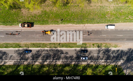 Vista aerea della riparazione su strada in autostrada Foto Stock