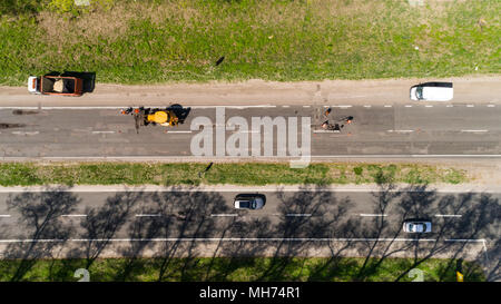 Vista aerea della riparazione su strada in autostrada Foto Stock