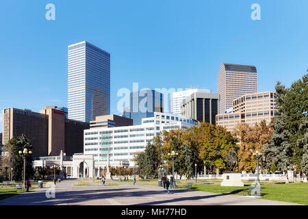 Denver, Stati Uniti d'America - 04 Novembre 2016: Denver moderno skyline visto dal Civic Center Park in una giornata di sole.Civic Center Park in una giornata di sole. Foto Stock