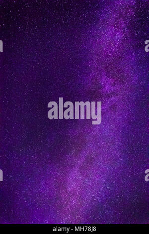 Foto dettagliata della Via Lattea e migliaia di stelle nel cielo notturno con colore blu Foto Stock