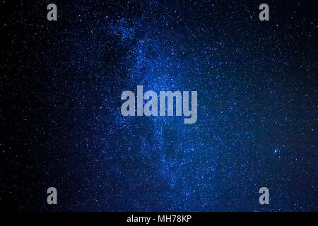 Foto dettagliata della Via Lattea e migliaia di stelle nel cielo notturno con colore blu Foto Stock