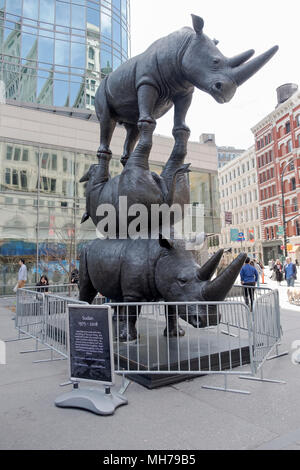 Gli ultimi tre, una statua di bronzo dell'ultimo 3 rimanenti settentrionale di rinoceronti bianchi visualizzati sul luogo di Astor nell'East Village, a Manhattan, New York City. Foto Stock