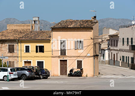 Alcudia Maiorca, isole Baleari, Spagna. 2018. Case nel vecchio quartiere di Alcudia con uno sfondo di montagne. Foto Stock