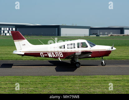 Piper PA-28-161 Cherokee Warrior III a Wellesbourne Airfield, Warwickshire, Regno Unito (G-WARB) Foto Stock