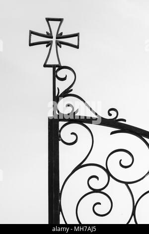 Dettaglio della cancellata in ferro battuto di una chiesa ortodossa, Creece Foto Stock