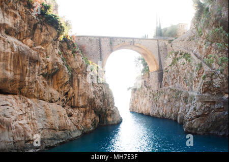 Cartolina panoramica vista del fiordo di Furore, la spiaggia e il mare sulla costa di Amalfi, Campania, Italia, Europa Foto Stock