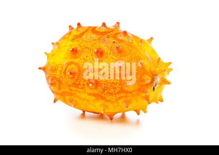 Kiwano frutto isolato su bianco Foto Stock