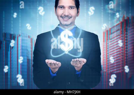 Bello imprenditore asiatico che mostra denaro digitale nel suo Palm. Il concetto di business Foto Stock