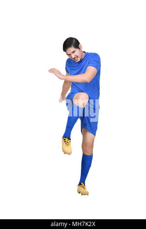 Professional calciatore asiatico calciare il pallone isolate su sfondo bianco Foto Stock