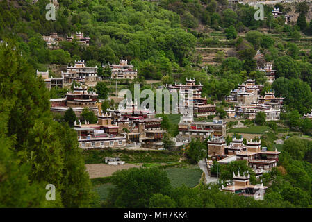 Tibetani tradizionali case in un affascinante villaggio di Jiaju, Sichuan, in Cina Foto Stock