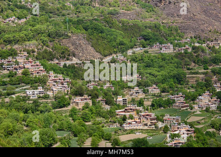 Tibetani tradizionali case in un affascinante villaggio di Jiaju, Sichuan, in Cina Foto Stock