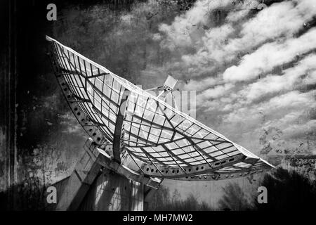 Radiotelescopio in stile grunge - antenna direzionale utilizzato in radio astronomia per ricevere e raccogliere i dati dai satelliti e sonde spaziali Foto Stock