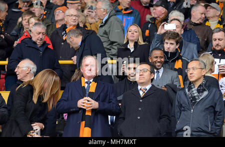 Ex Wolverhampton Wanderers proprietario Steve Morgan con il presidente corrente Jeff Shi. Foto Stock