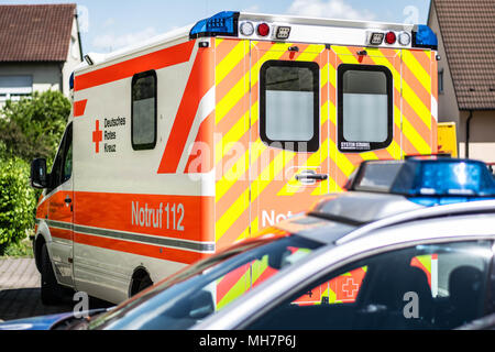 Feuerwehreinsatz, Polizeieinsatz, Rettungsdienst zum Türe öffnen Foto Stock