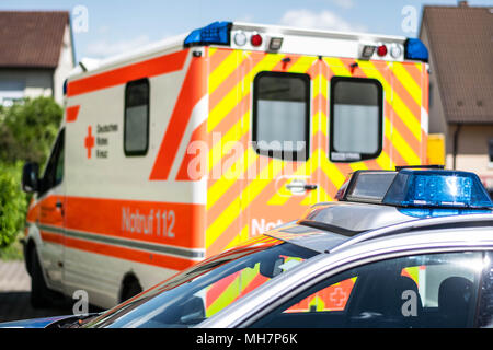 Feuerwehreinsatz, Polizeieinsatz, Rettungsdienst zum Türe öffnen Foto Stock