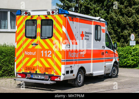 Feuerwehreinsatz, Polizeieinsatz, Rettungsdienst zum Türe öffnen Foto Stock