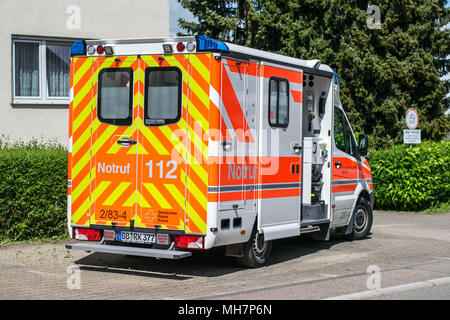 Feuerwehreinsatz, Polizeieinsatz, Rettungsdienst zum Türe öffnen Foto Stock