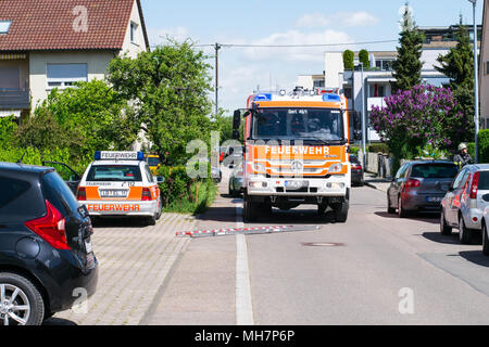 Feuerwehreinsatz, Polizeieinsatz, Rettungsdienst zum Türe öffnen Foto Stock