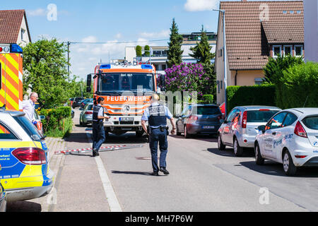 Feuerwehreinsatz, Polizeieinsatz, Rettungsdienst zum Türe öffnen Foto Stock