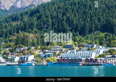 Queenstown Isola del Sud della Nuova Zelanda vista del sistema di cottura a vapore quay queenstown con il piroscafo TTS Earnslaw presso la banchina sul lago Wakatipu queenstown nz Foto Stock