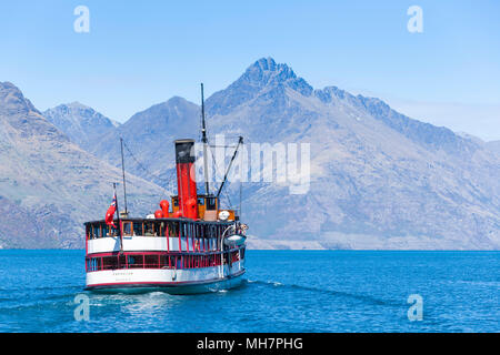 Crociera TSS Earnslaw sul lago Wakatipu a Walter peak allontanarsi dal dock a Queenstown'Isola Sud della Nuova Zelanda Queenstown Isola del Sud della Nuova Zelanda Foto Stock