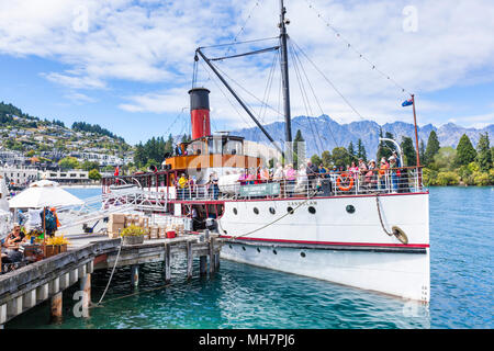 Queenstown Isola del Sud della Nuova Zelanda TSS Earnslaw Crociera sul Lago Wakatipu a Walter peak allontanarsi dal dock a Queenstown nuova zelanda isola del sud Foto Stock