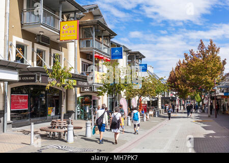 Queenstown Isola del Sud della Nuova Zelanda di turisti nel centro di Queenstown in una trafficata strada dello shopping Beach street Queentown nuova zelanda nz Foto Stock