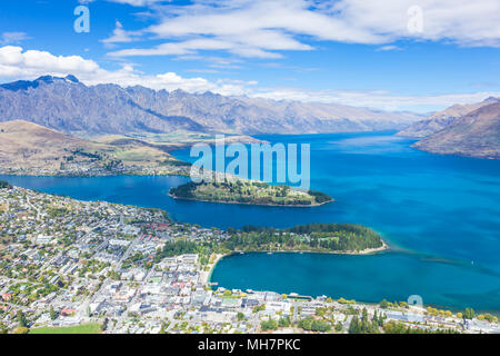 Queenstown Isola del Sud della Nuova Zelanda vista aerea del centro di Queenstown centro città sul lago Wakatipu e il remarkables paesaggio queenstown nuova zelanda Foto Stock