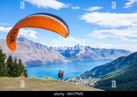 Queenstown Isola del Sud della Nuova Zelanda il parapendio in tandem esperienza saltando da Bob's Peak sopra il lago di Wakatipu queenstown nuova zelanda isola del sud NZ Foto Stock