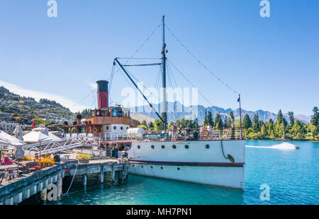 Crociera TSS Earnslaw sul lago Wakatipu a Walter peak allontanarsi dal dock a Queenstown'Isola Sud della Nuova Zelanda Queenstown Isola del Sud della Nuova Zelanda Foto Stock