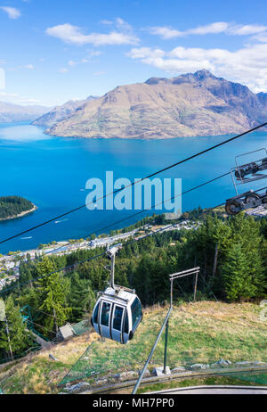 Queenstown Isola del Sud della Nuova Zelanda vista aerea dello skyline gondola centro di Queenstown centro città sul lago Wakatipu e picco di Cecil Foto Stock