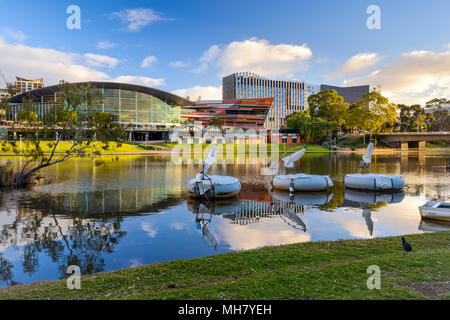 Adelaide, Australia - 27 agosto 2017: Adelaide Convention Center e il Riverbank nel centro città vista lungo fiume Torrens al tramonto Foto Stock