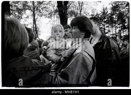 Lech Walesa sulle elezioni presidenziali campain trail in Dziemiany, Polonia. Novembre 1995 Lech Walesa nato il 29 settembre 1943) è un pensionato politico polacco e attivista del lavoro. Co-ha fondato e guidato la solidarietà (Solidarność), il blocco sovietico del primo sindacato indipendente, ha vinto il Premio Nobel per la Pace nel 1983, e ha servito come Presidente della Polonia dal 1990 al 1995.[3] durante il lavoro presso il cantiere navale di Lenin (ora il Cantiere di Danzica), Walesa, elettricista, divenne un trade-unione attivista, per cui fu perseguitato dalle autorità comuniste, posto sotto sorveglianza, licenziato nel 1976, e arrestato diversi tim Foto Stock