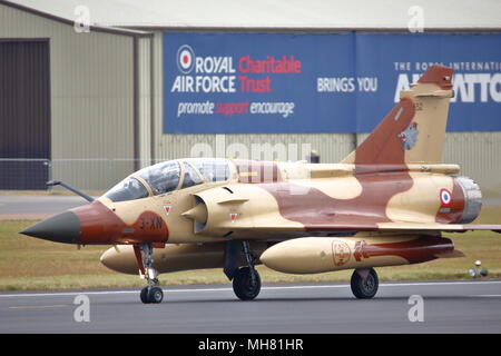 Un francese Dassault Mirage 2000D fighter sulla pista dopo lo sbarco al RIAT Airshow 2017 a RAF Fairford, REGNO UNITO Foto Stock