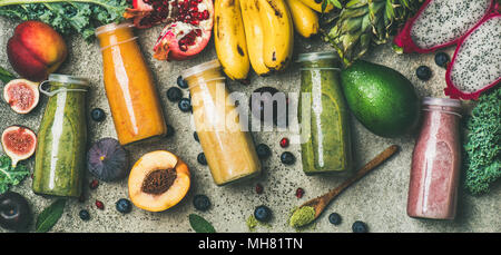 Frullati colorati in bottiglie con frutta fresca, spazio di copia Foto Stock