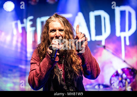 Norvegia, Oslo - Aprile 21, 2018. Il Australian-American rock band di margherite morto esegue un concerto dal vivo a Parkteatret in Oslo. Qui il cantante John Corabi è visto dal vivo sul palco. (Photo credit: Gonzales foto - Terje Dokken). Foto Stock