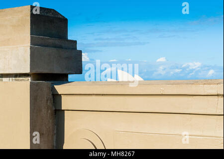 In piedi su per le scale che portano al Ponte del Porto di Sydney, l'iconica roof top della Sydney Opera House pigoli oltre il muro. Sydney, Nuovo Sud W Foto Stock