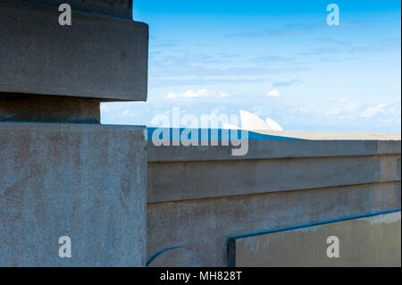 In piedi su per le scale che portano al Ponte del Porto di Sydney, l'iconica roof top della Sydney Opera House pigoli oltre il muro. Sydney, Nuovo Sud W Foto Stock